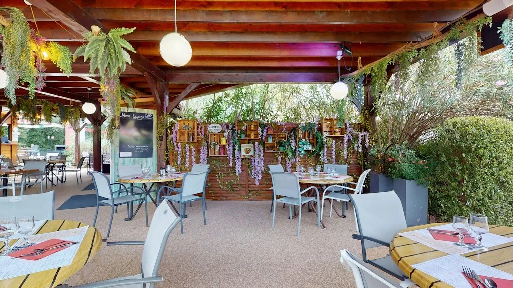 Les Pins Blancs En Provence ristorante a Muy