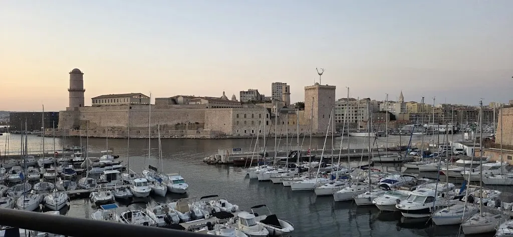 Ayberk Özcan_Rowing Club Restaurant_Marseille_review