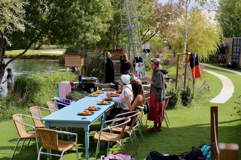 Le Jardin du Lac Restaurant in Pontet