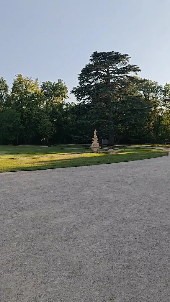 Château de Fonscolombe restaurant in Puy-Sainte-Réparade