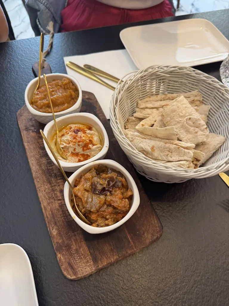 Maya De saint laurent_HAYASSA_Marseille_review