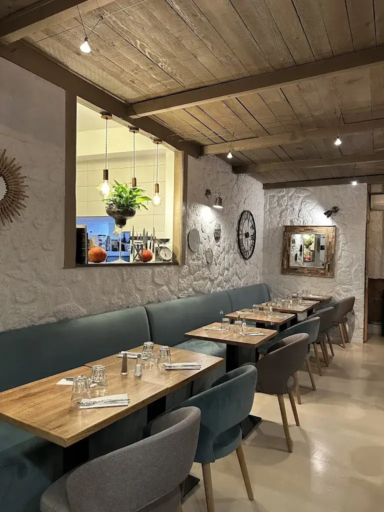 Café De la Place_Marseille_slider_image_1