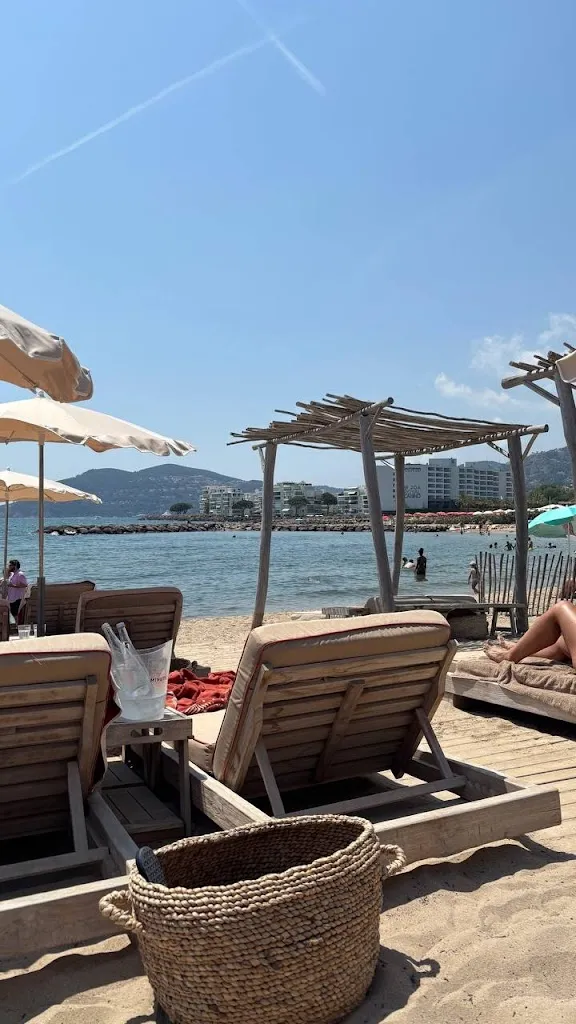 Rustam Mardanov_Playa Chica_Mandelieu-la-Napoule_review