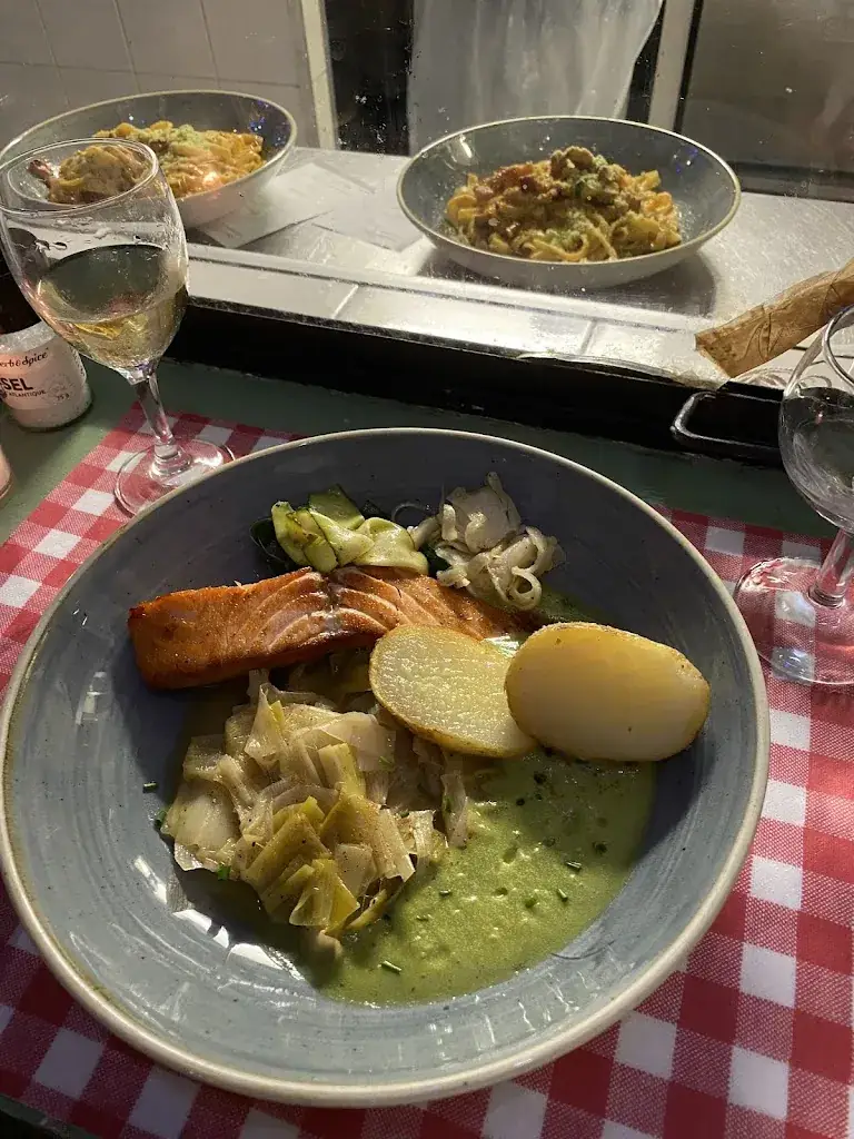 isabel meeke_Le Baron perché_Marseille_review