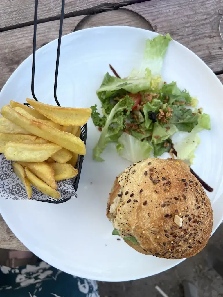 flore del_Paillote Tchikita Cabana_Martigues_review