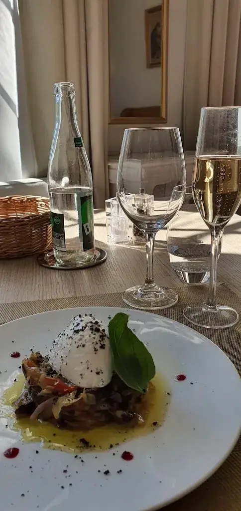 Alexis Wallerstein_La Cour du Château_Mazan_review