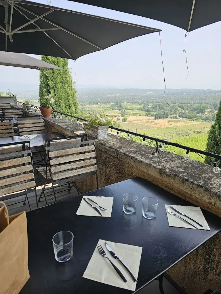 Lisa Painter_Café du Progrès_Ménerbes_review