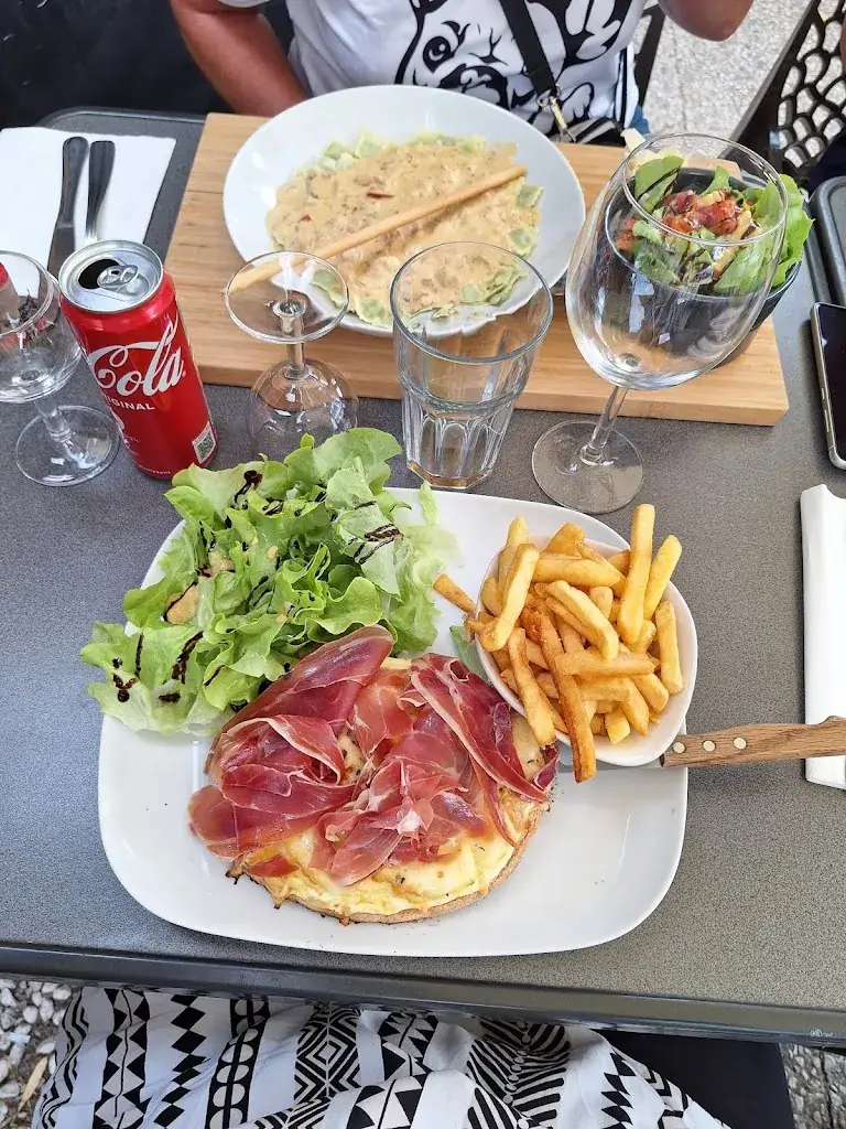 christèle Z _Cafe De Paris_Monteux_review