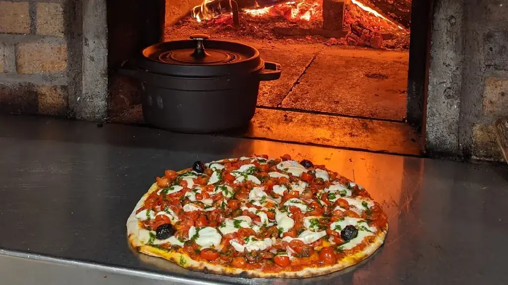 Le Traditionnel - Pizzas au feu de bois, et plats  à emporter._Morières-lès-Avignon_slider_image_2
