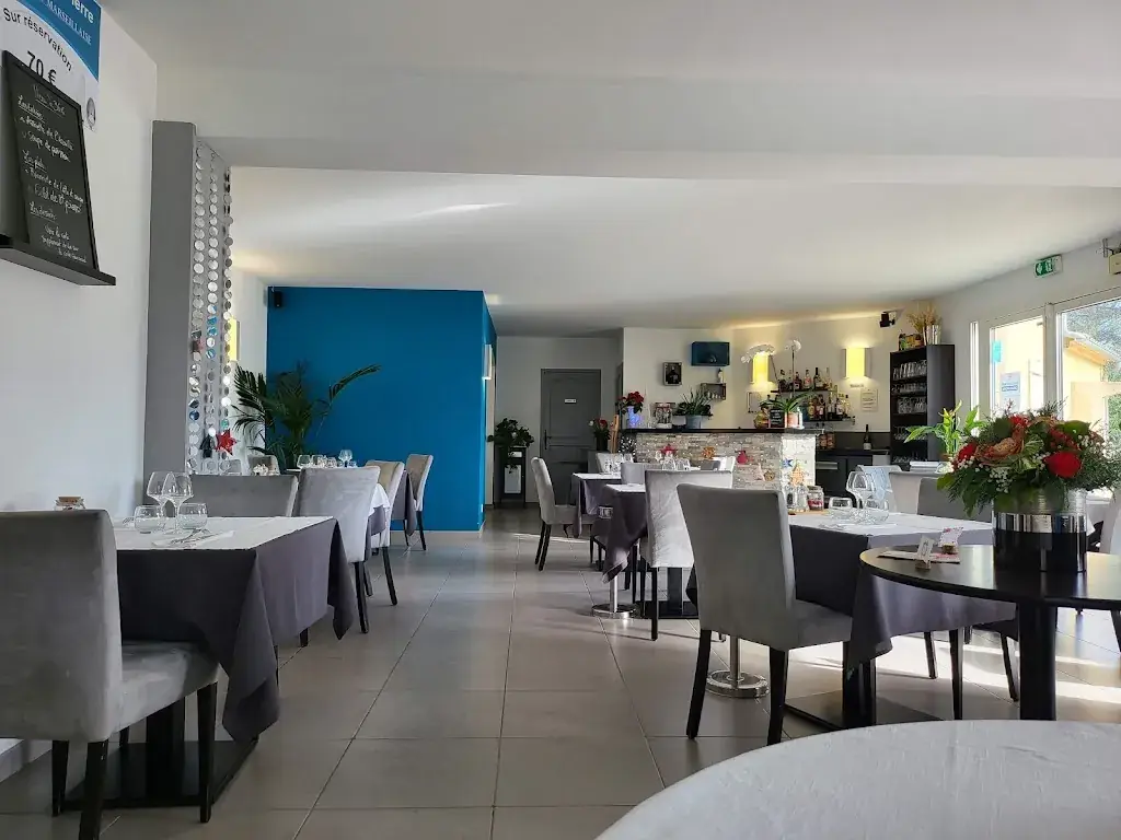 La Villa Saint Pierre Restaurant in Uchaux