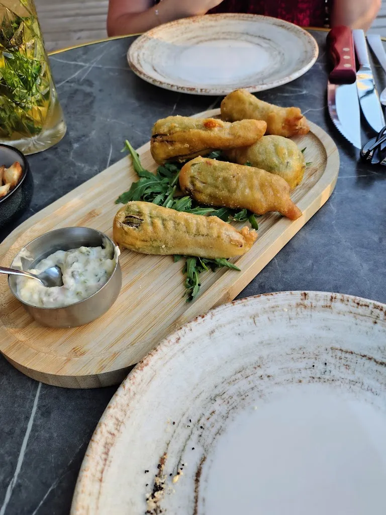 mike hayes_La Riviera_Mougins_review