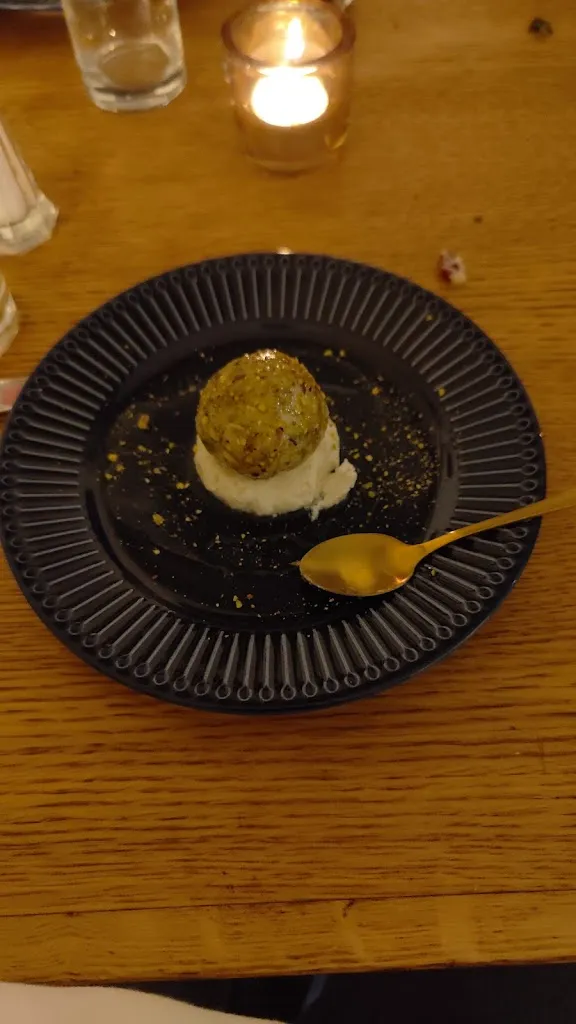 Badre Larhrib_Abajour Beyrouth_Oullins-Pierre-Bénite_review