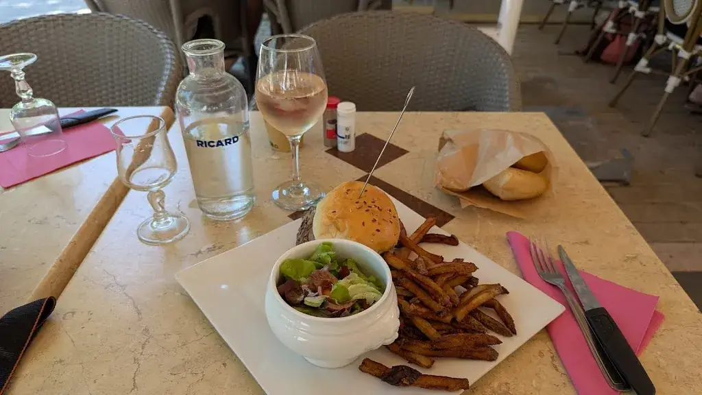 Sanna van der Laan_Le Petit Nans_Nans-les-Pins_review