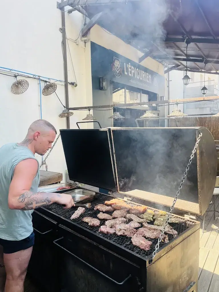 Camille Mantione_L'epicurien_Noves_review