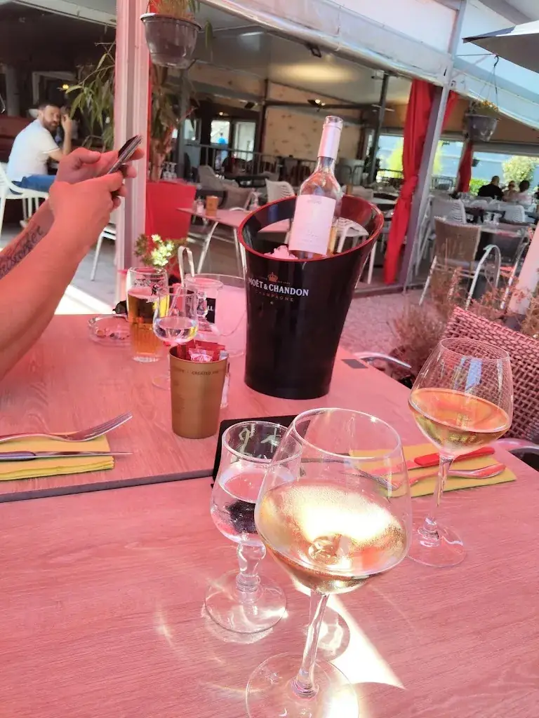 Valérie NOYERS_Brasserie des Sports PMU_Noves_review