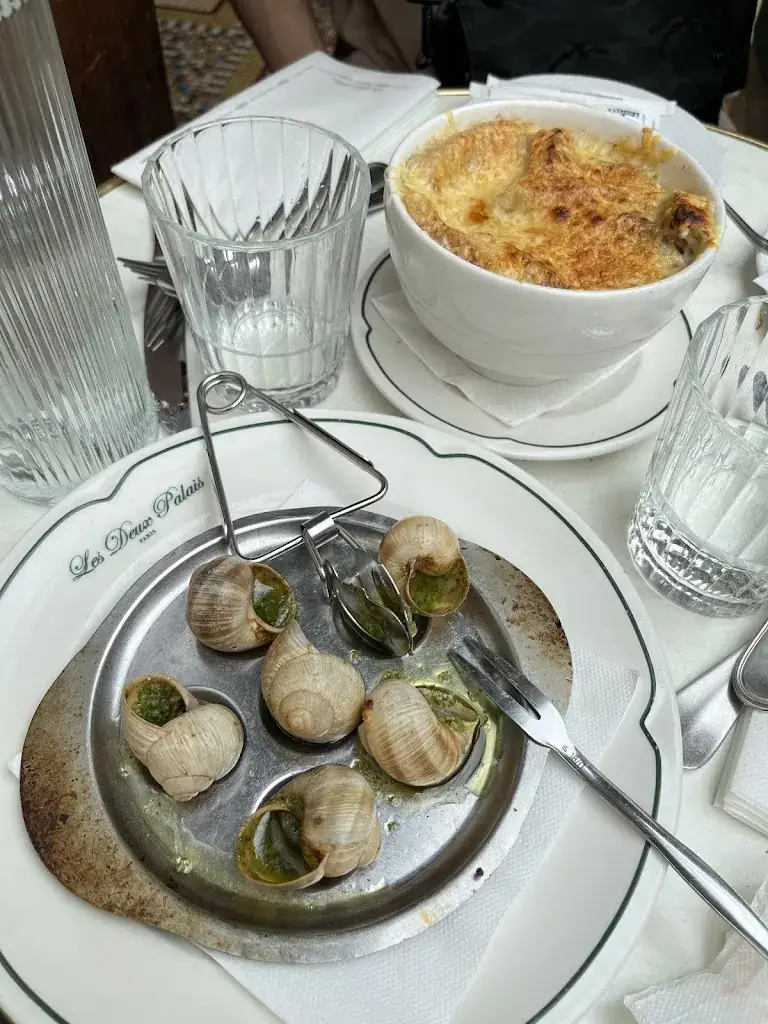 S S_Les Deux Palais_Paris_review