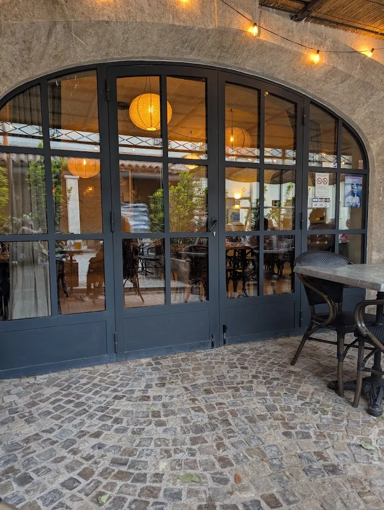 Le Café Castillon restaurant in Paradou