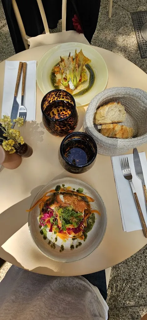 Aline Laz_Maison Noun_Pélissanne_recensione