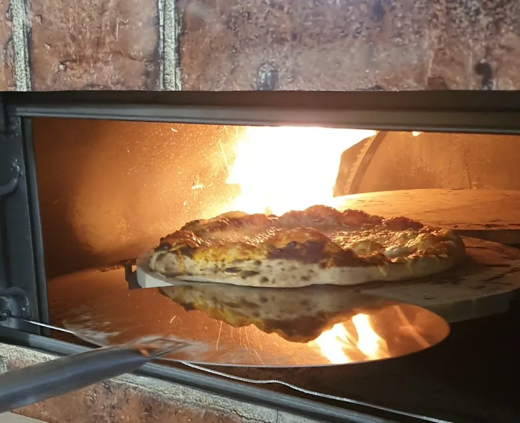 A Quoi Pizza au Feu de Bois Pélissanne restaurant in Pélissanne