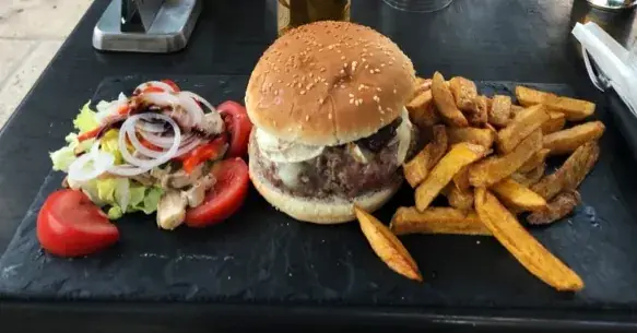 Alberto Gerri_bar restaurant pizzeria chez math_Puget-Théniers_avis