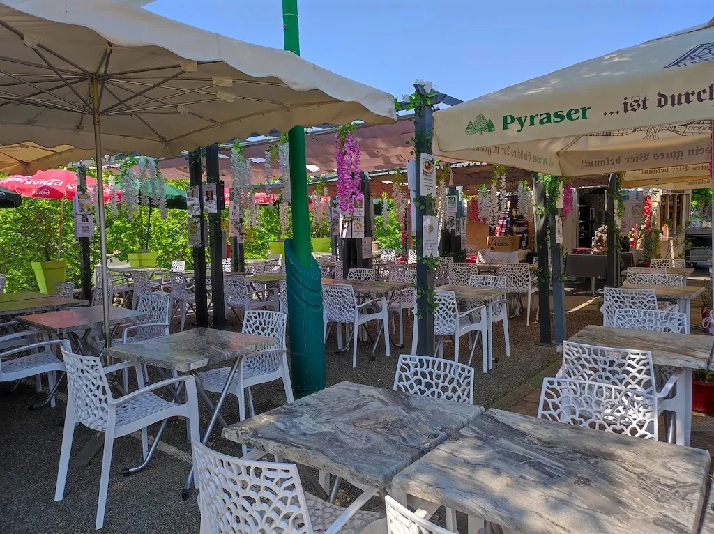 Le Cabanon Restaurant in Régusse