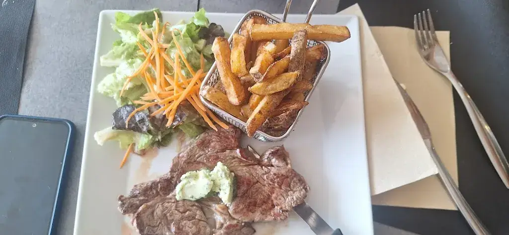 Selome Aubin Charles ASSOUHAN_Les Trois Voiles_Port-Saint-Louis-du-Rhône_review