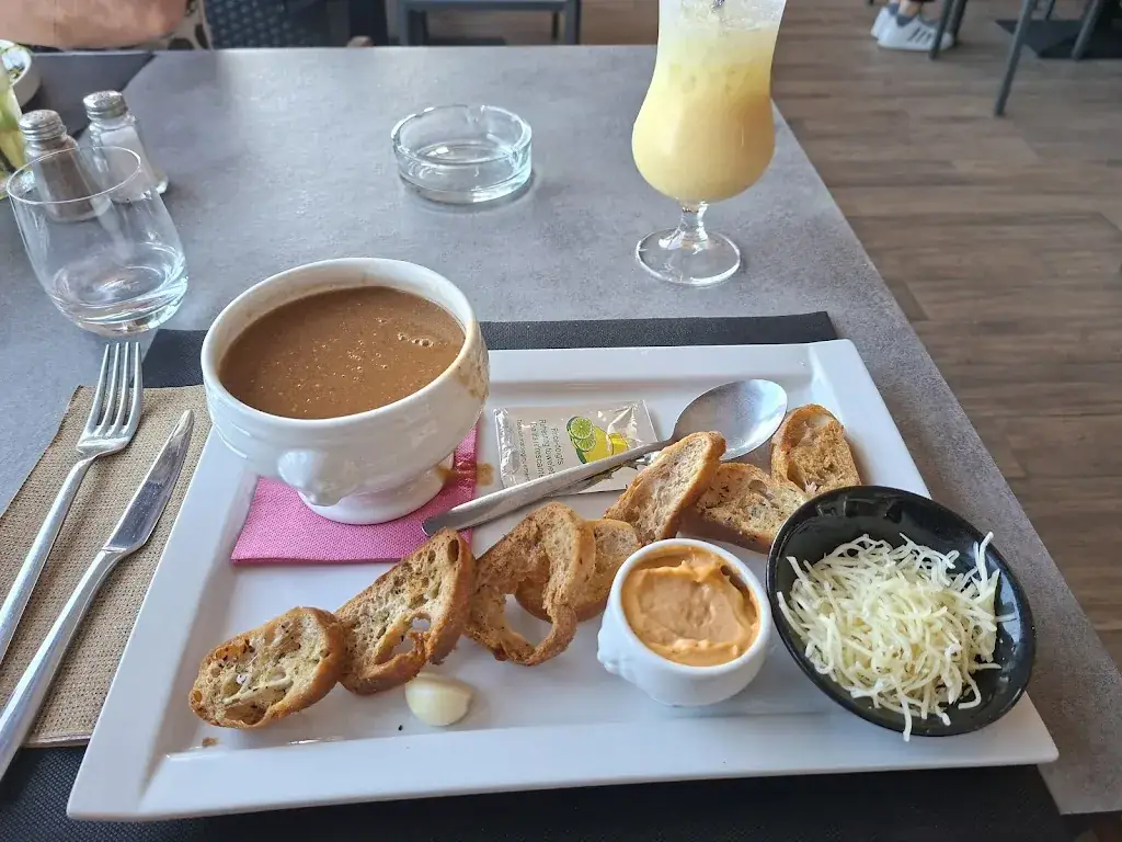 Cécile Carl_Les Trois Voiles_Port-Saint-Louis-du-Rhône_review