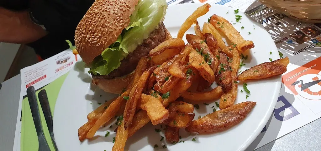 Ariane Dimitrov_Bar/restaurant Le Renouveau_Pont-de-Vaux_review