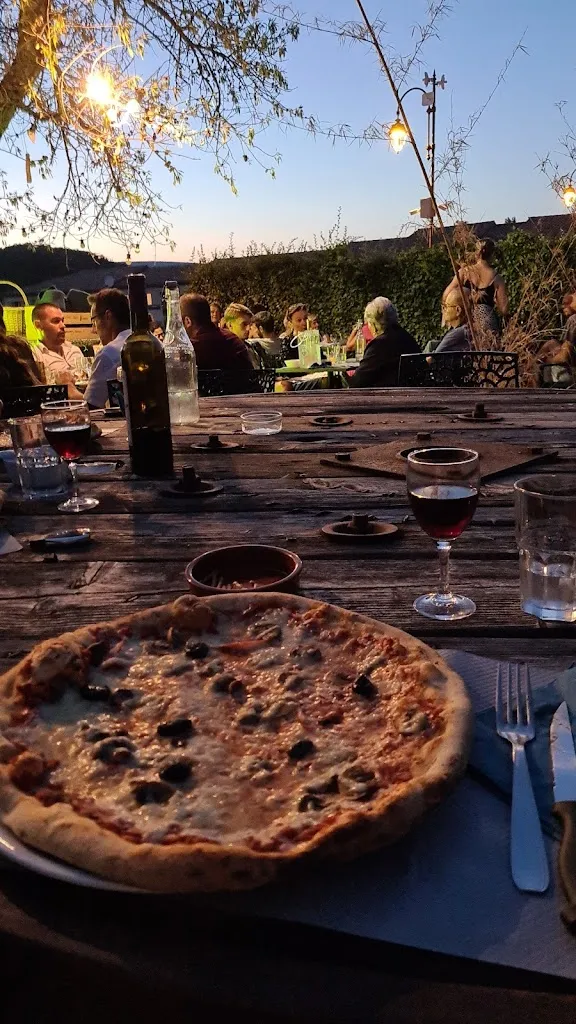 Luka Miloševič_Pizza du stade chez Lise au feu de bois_Rougiers_recensione