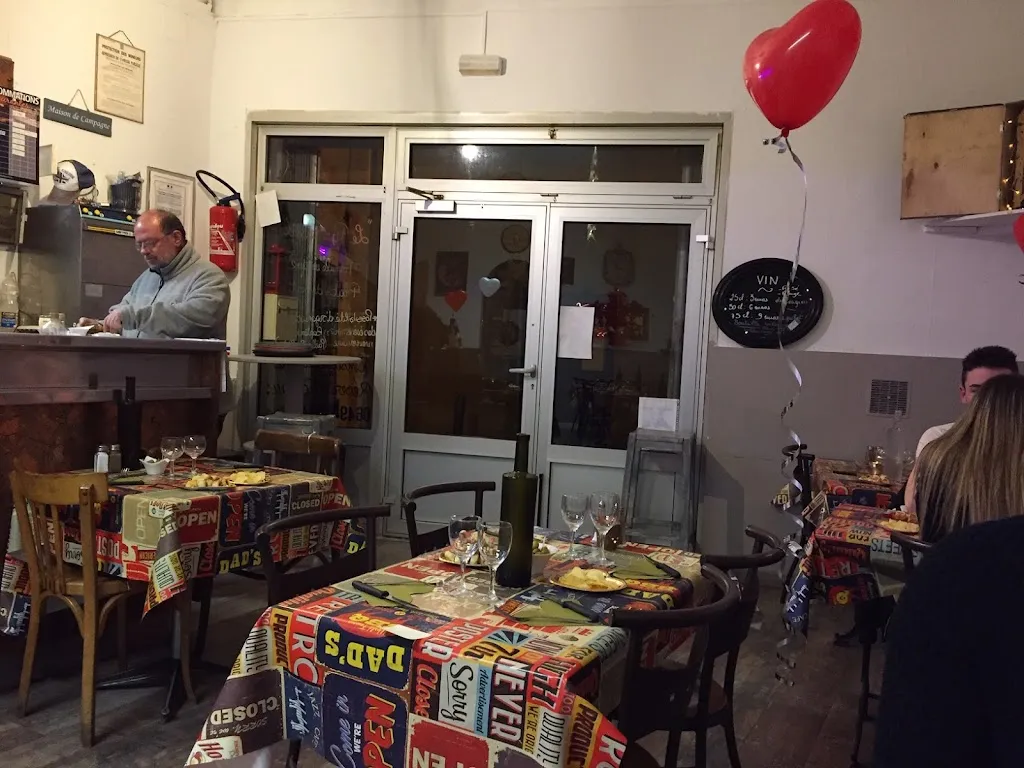 Le pas pareil restaurant in Rougiers