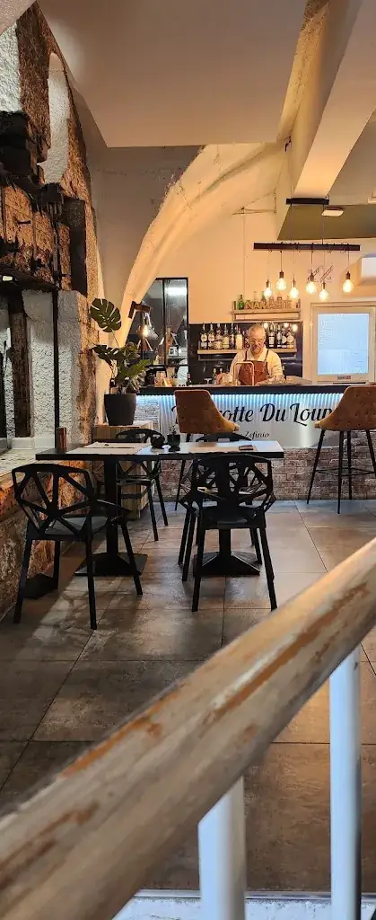 sylvie d_La Grotte du Loup by zefinio_Rognac_review