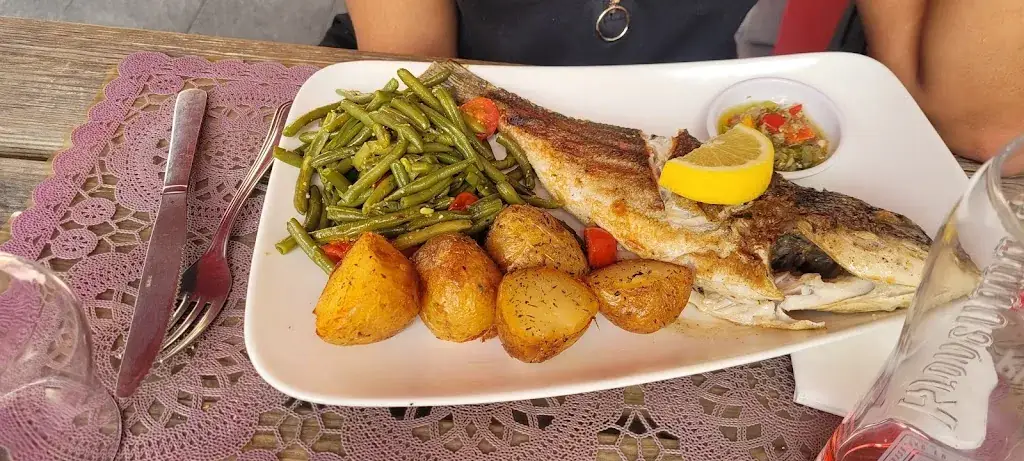 Houda Fath_Restaurant Listo 2_Saint-André-de-la-Roche_review