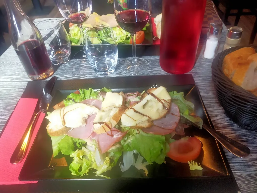 Joé Manitooly_L'attablee_Saint-Forgeux_review