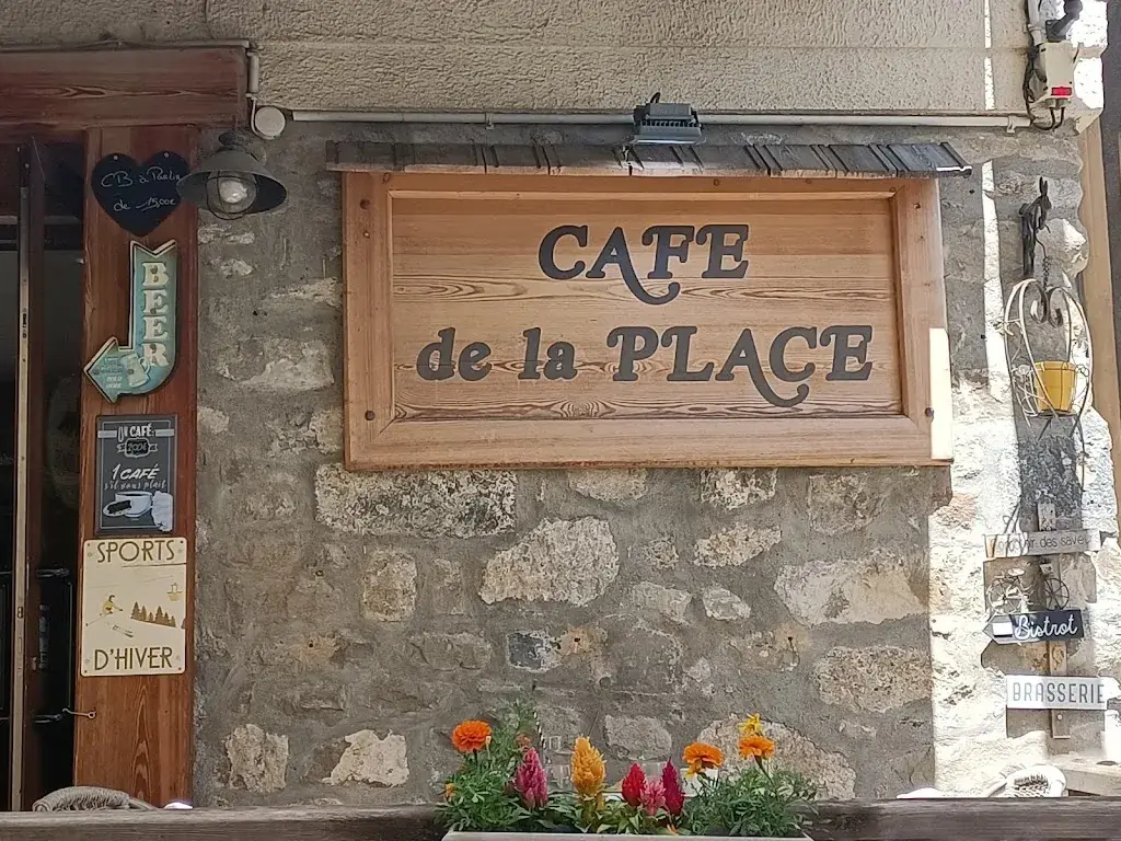 Valerio Gallo_Le café de la place_Saint-Étienne-de-Tinée_reseña