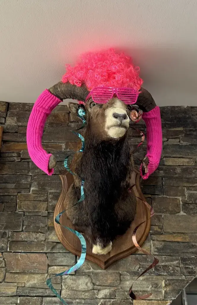 Geoffroy_Le café de la place_Saint-Étienne-de-Tinée_reseña