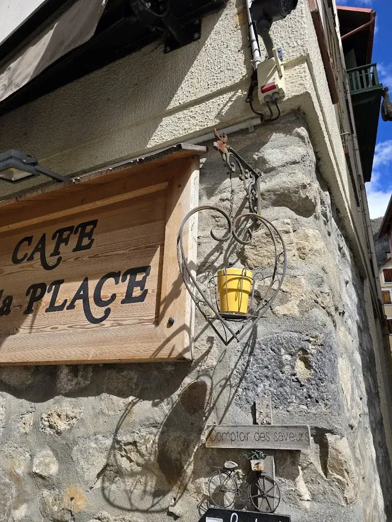 Le café de la place_Saint-Étienne-de-Tinée_slider_image_3