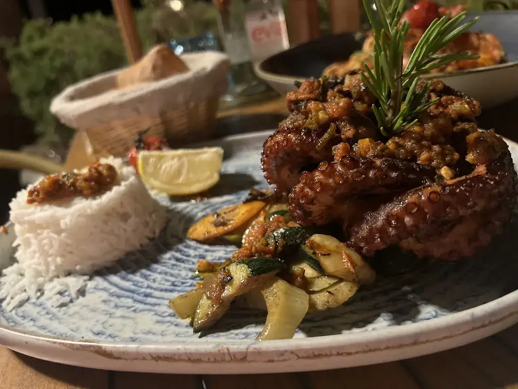 Yasmin AlHalfway_Le Blue Bay - Restaurant Bord de mer - Saint-Laurent-Du-Var_Saint-Laurent-du-Var_review