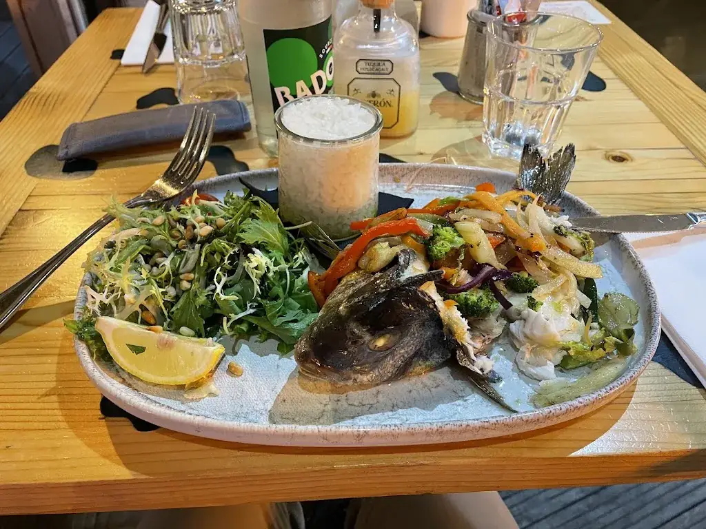 Michael F_La Cabane Saint Laurent du var_Saint-Laurent-du-Var_review