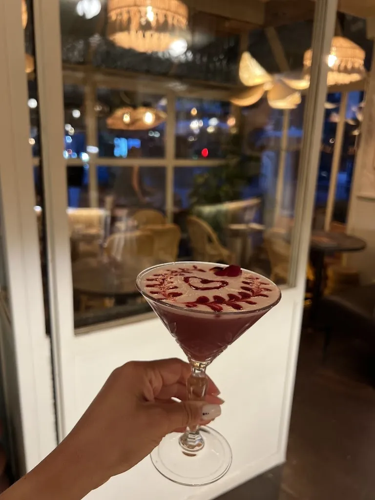 Schiopu Nicoleta_Terrasse Saint-Lazare_Paris_review