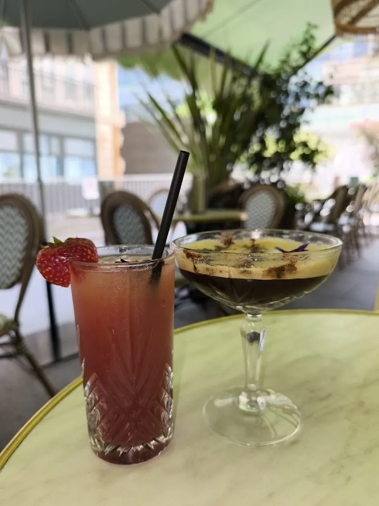 Лидия Щеглова_Terrasse Saint-Lazare_Paris_review