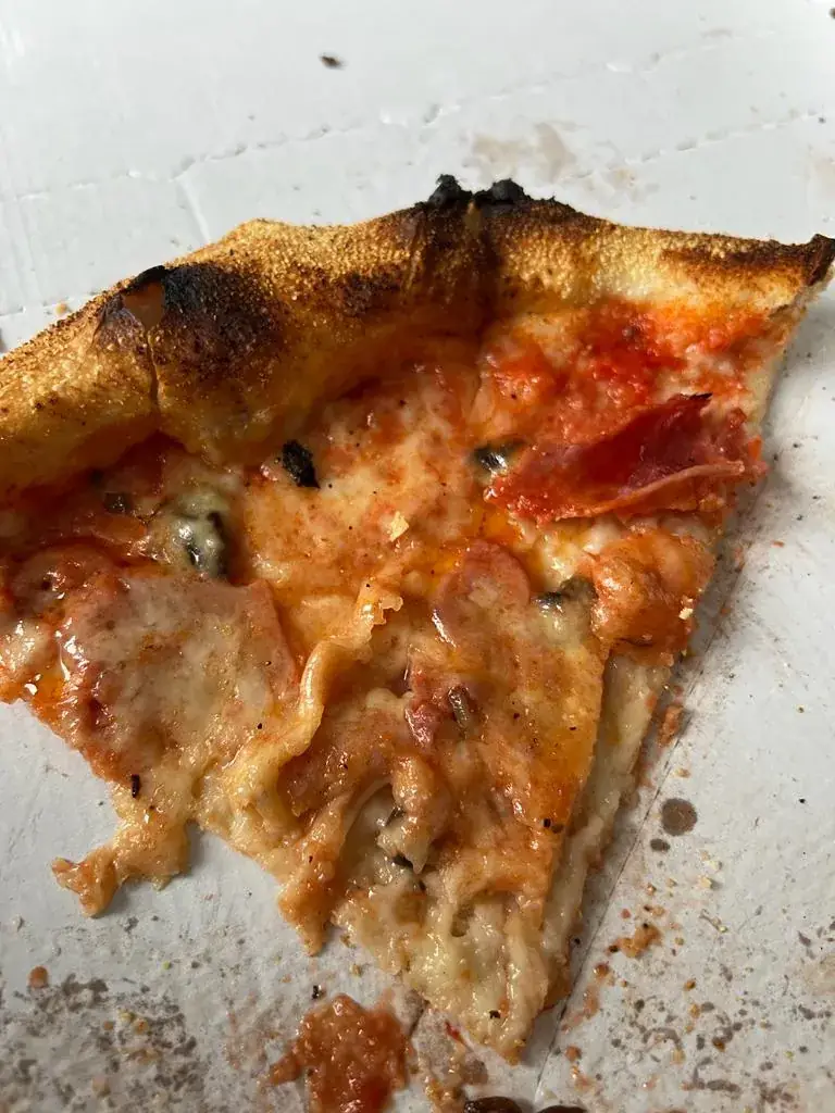 Mathias Robs_Chez Seb & Jess - Pizza Rossi_Saint-Marc-Jaumegarde_recensione