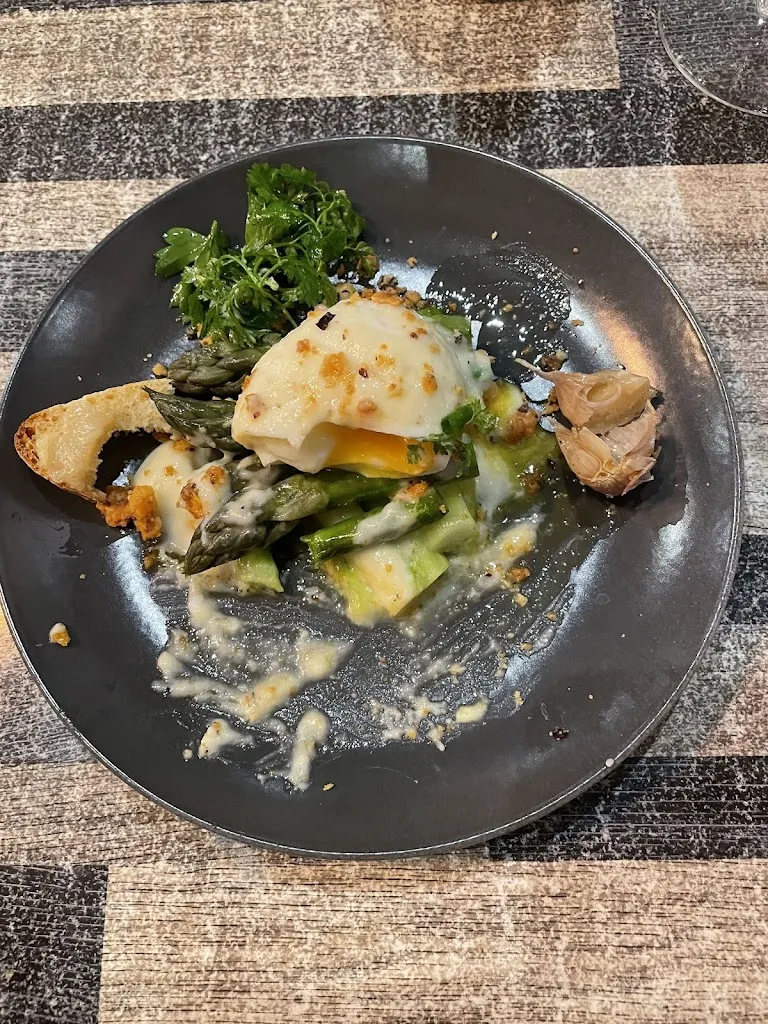 CATHERINE LUPIS THOMAS_Magnum - Table de Sommeliers en Luberon - St Saturnin les Apt_Saint-Saturnin-lès-Apt_review