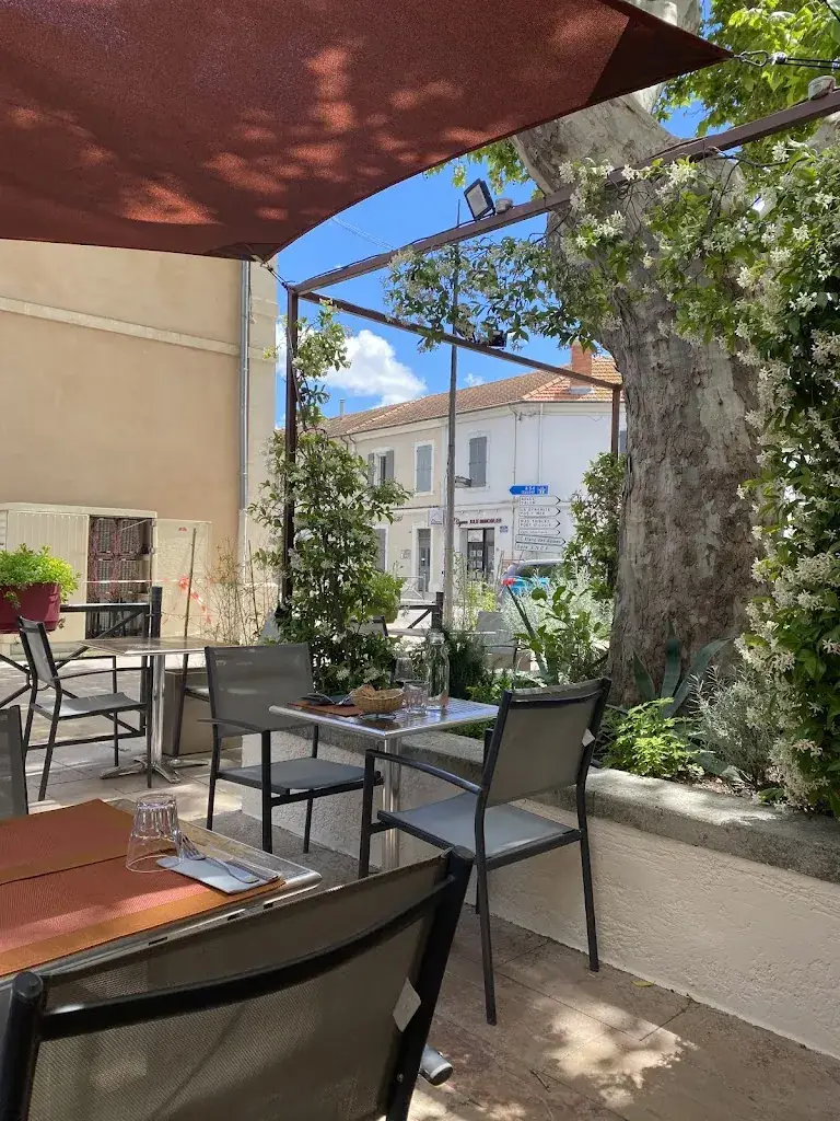 Le saint M Restaurant in Saint-Martin-de-Crau