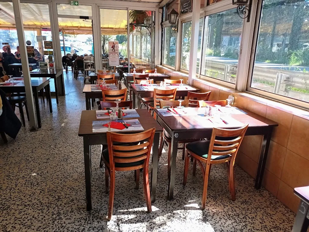 Relay Road Shack Bamboo_Saint-Martin-de-Crau_slider_image_2