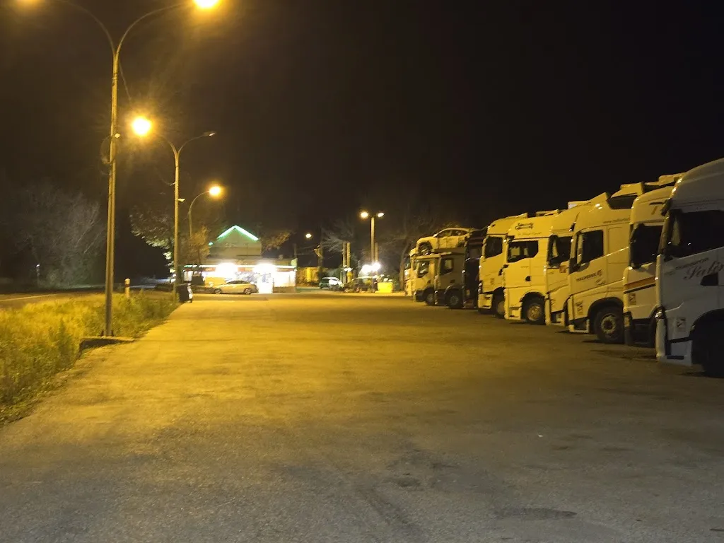 Relay Road Shack Bamboo_Saint-Martin-de-Crau_slider_image_3