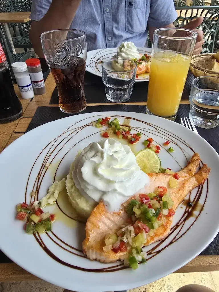 Restaurant 4M_Saint-Martin-de-Crau_slider_image_2