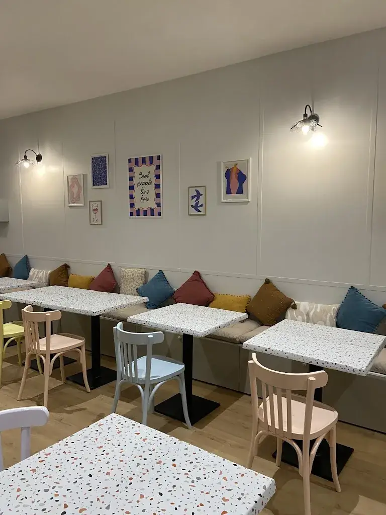 Cool Kids Café Restaurant in Saint-Martin-de-Crau