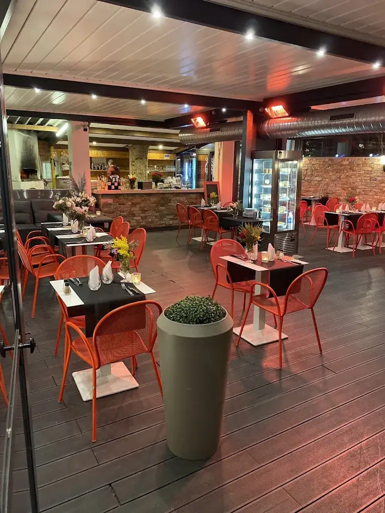 Bar Tabac De Saint Tronc Le Jardin restaurant in Marseille