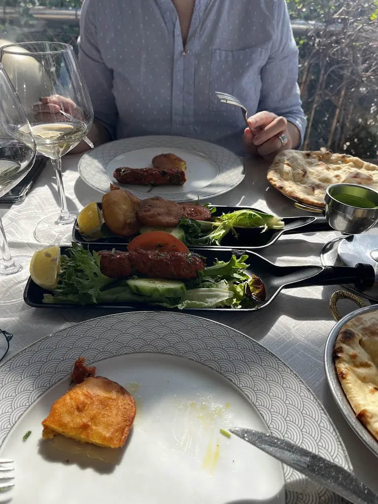 Christian Borne_La Menara_Saint-Raphaël_review