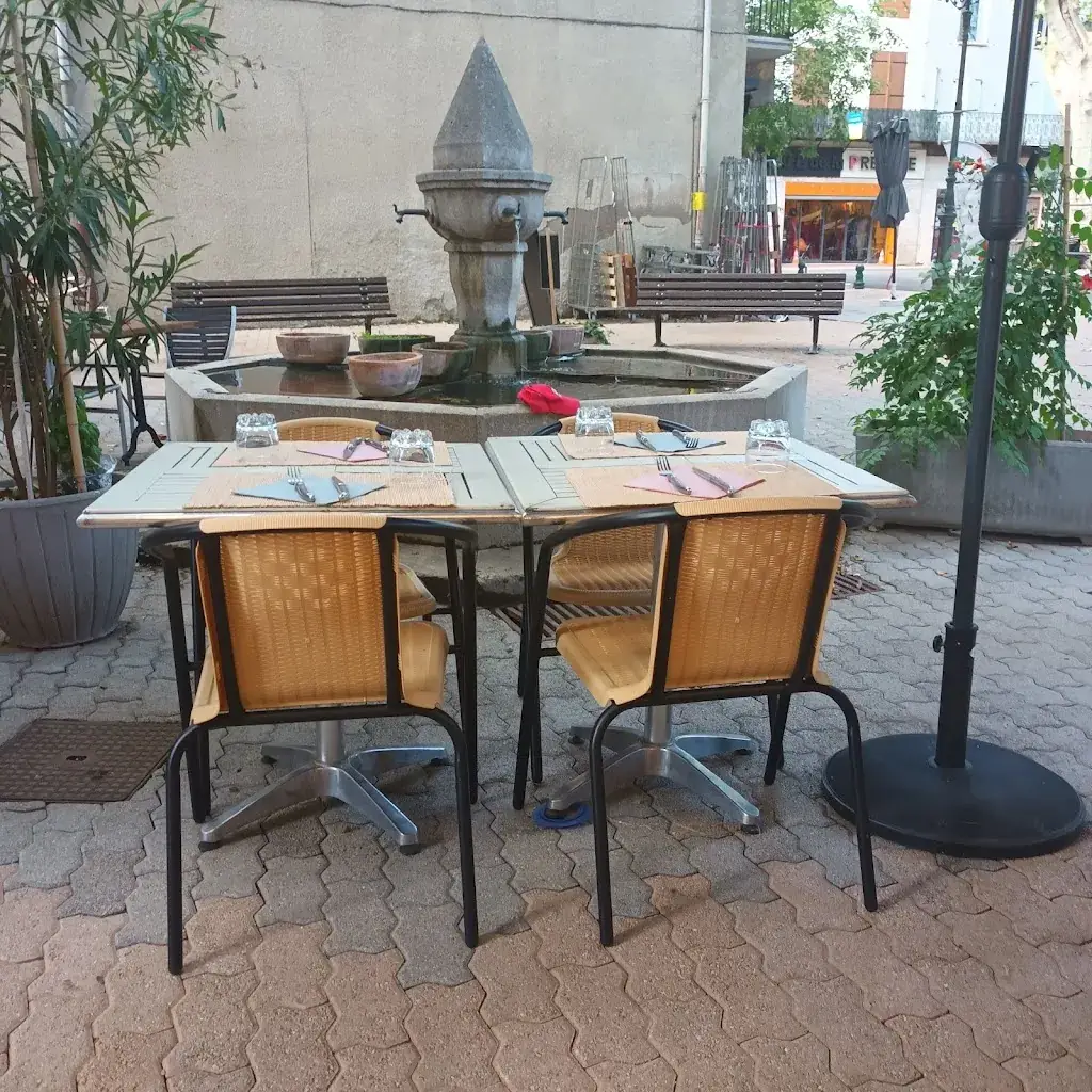 Helola Lou_L'Oustaou_Salernes_review